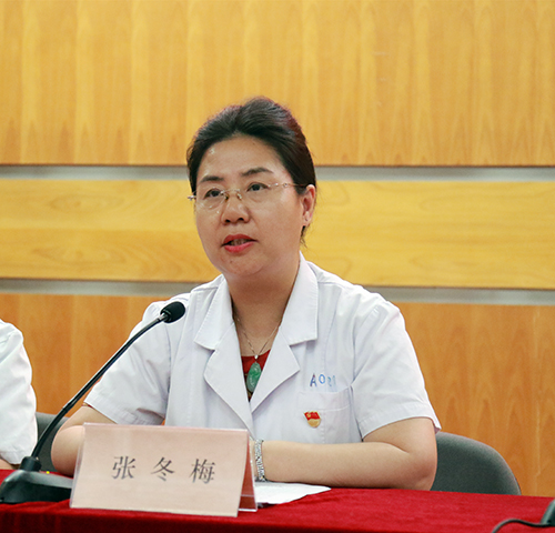 图为中心党委副书记兼纪委书记张冬梅作动员讲话