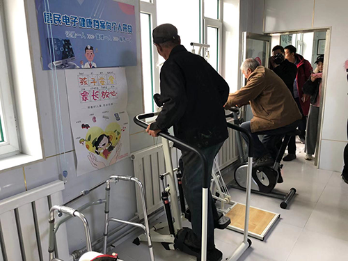 村民在进行康复训练