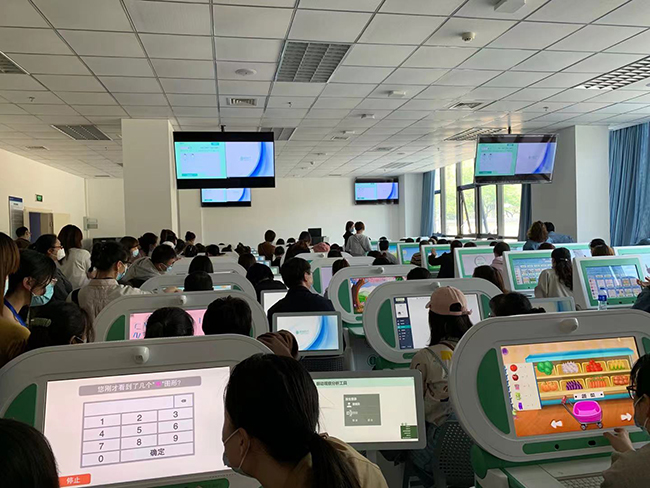 图为学员在进行实际操作