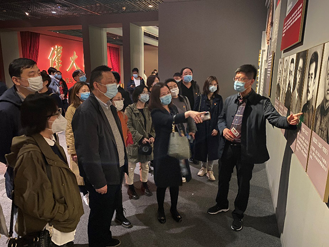 图为参观学习《伟大征程——庆祝中国共产党成立100周年特展》