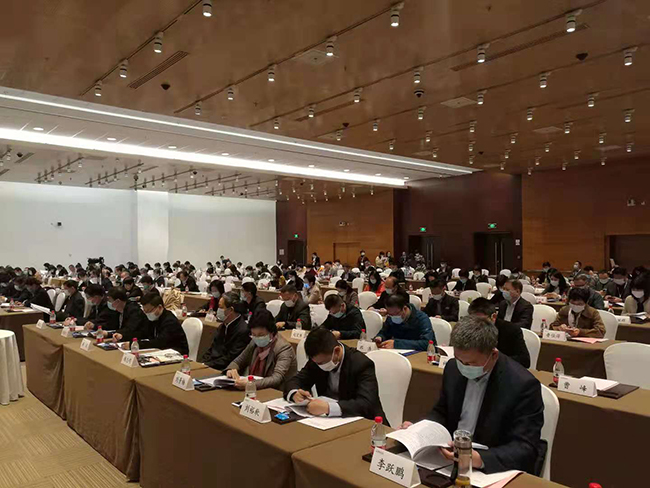 图为听取协会工作报告
