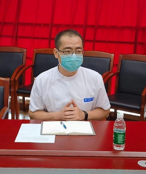 图为援藏干部黄秋晨表态发言
