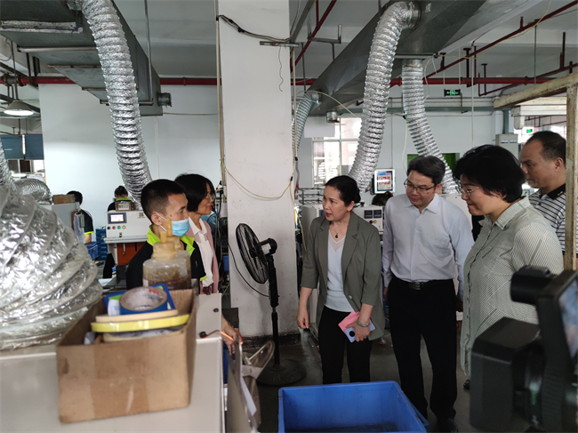 图为许英凤在广西岑科电子工业有限公司了解残疾人就业情况 图为许英凤在广西岑科电子工业有限公司了解残疾人就业情况