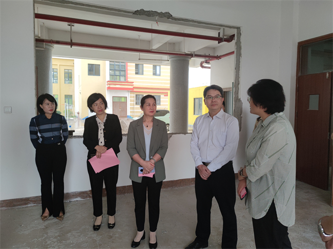 图为调研组了解宾阳县残疾人托养中心项目建设情况 图为调研组了解宾阳县残疾人托养中心项目建设情况