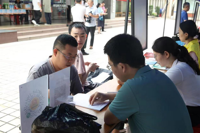 图为招聘会活动现场