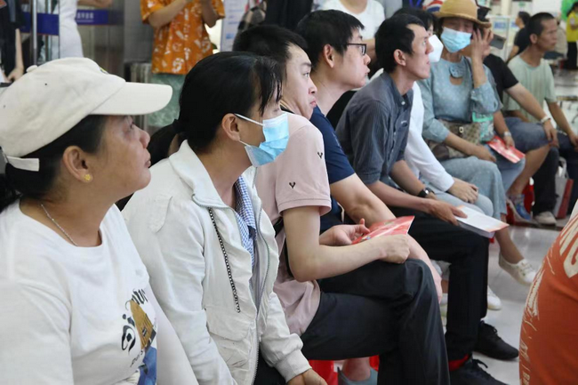 图为招聘会活动现场