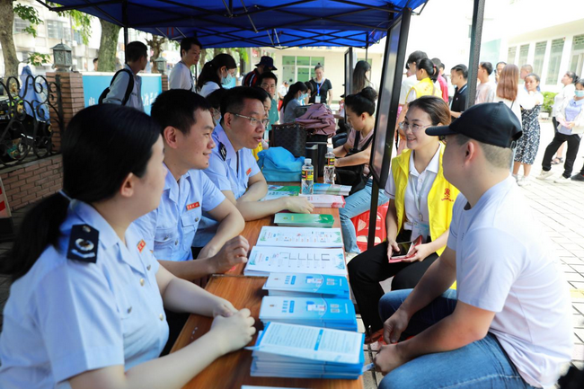 图为招聘会活动现场