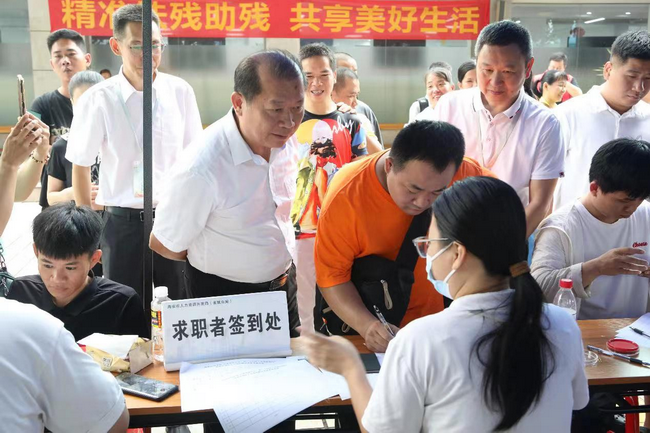 图为招聘会活动现场