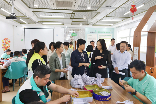 图为考察组在江门市蓬江区白沙街江华社区康园中心考察学习
