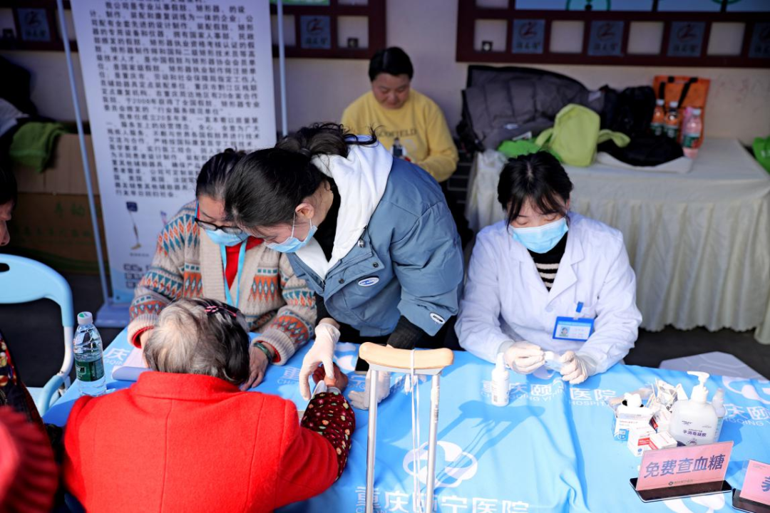 图为为居民提供义诊服务