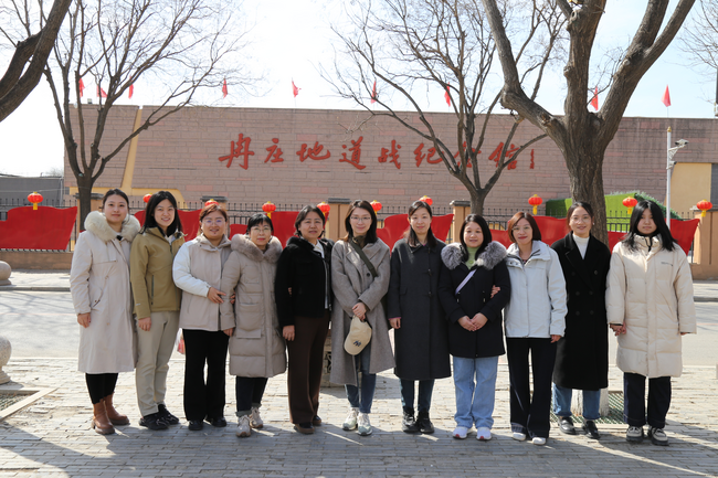 图为女职工合影留念