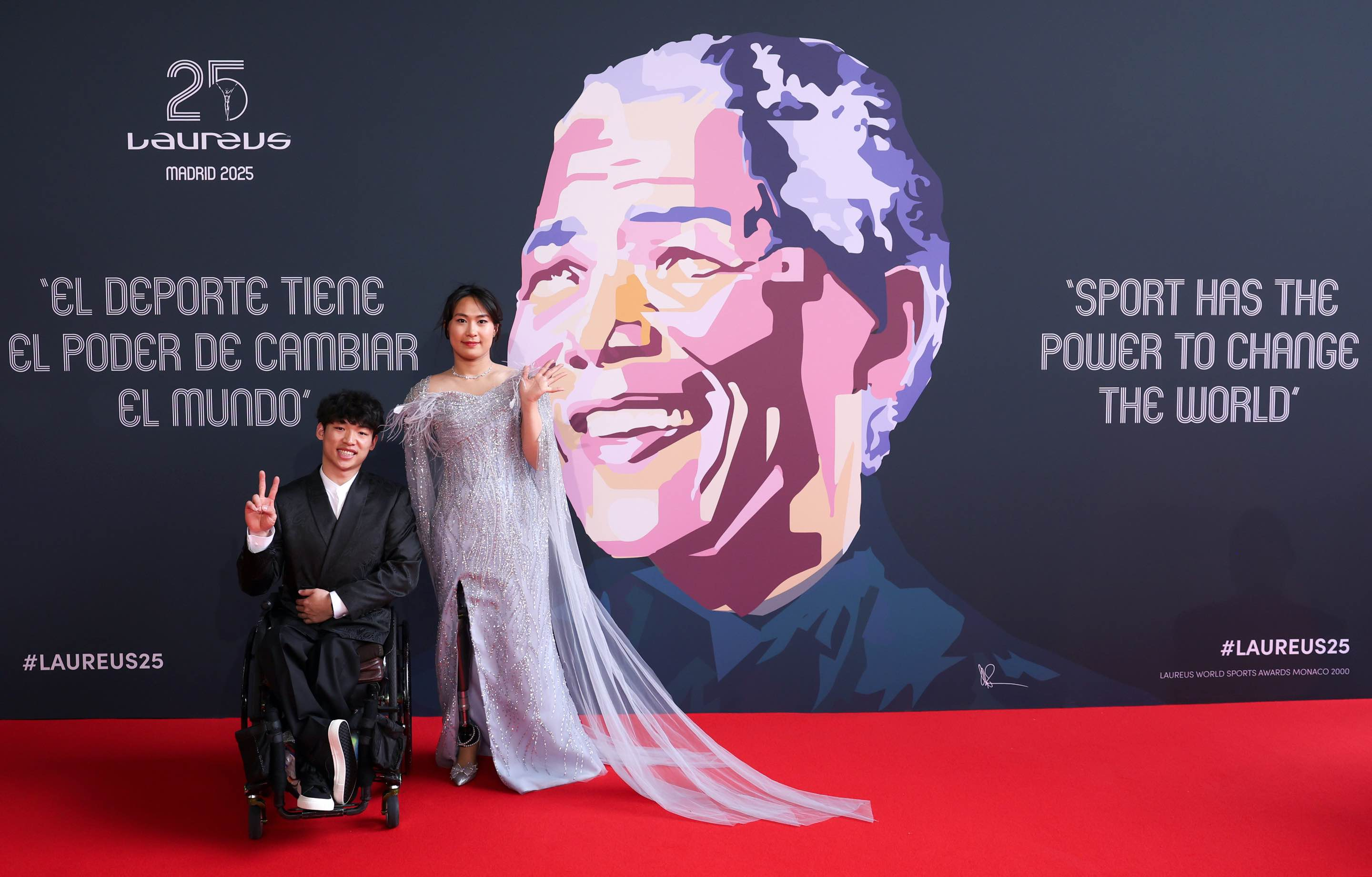 图为蒋裕燕与屈子墨合影