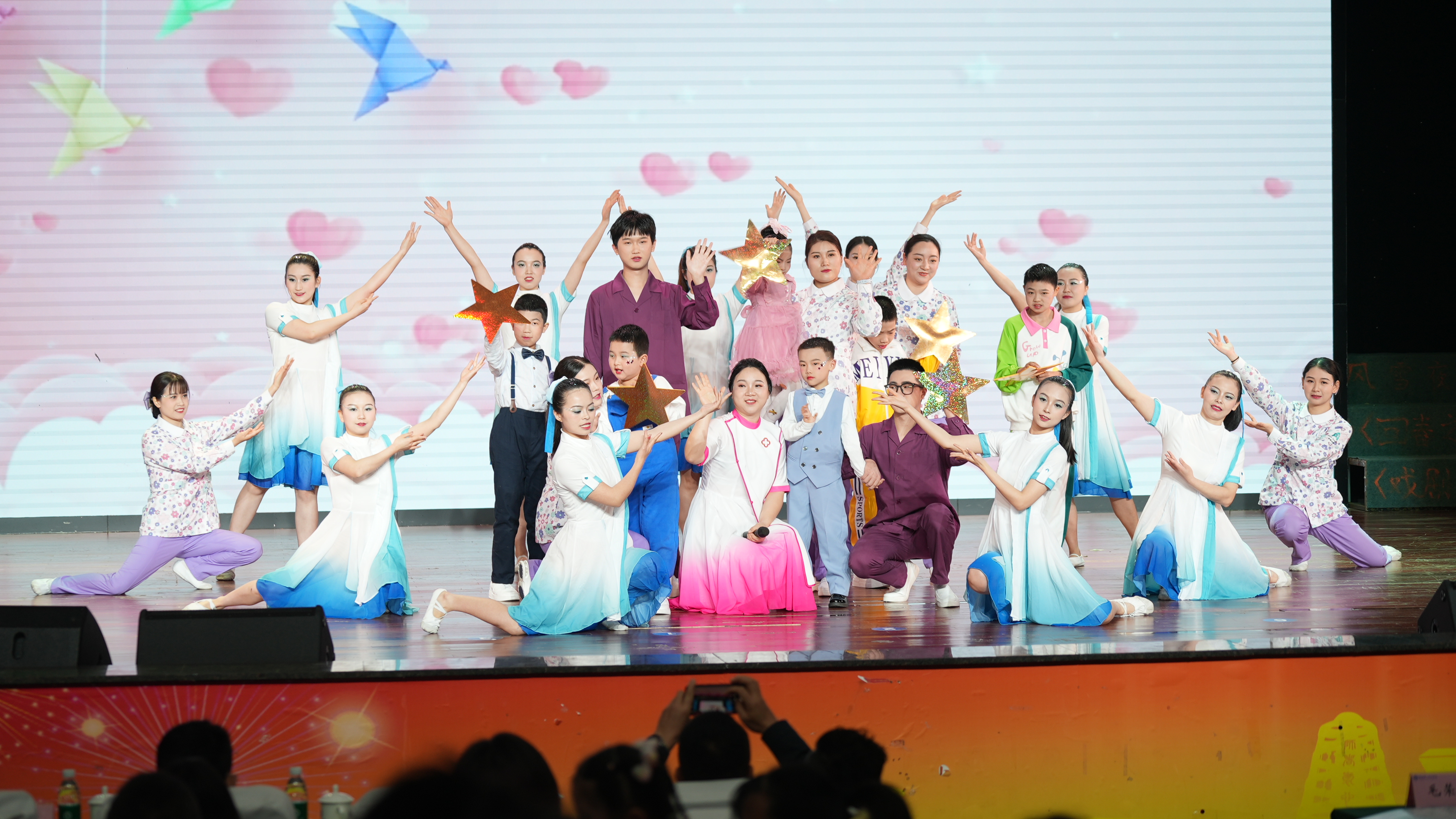 图为活动文艺演出