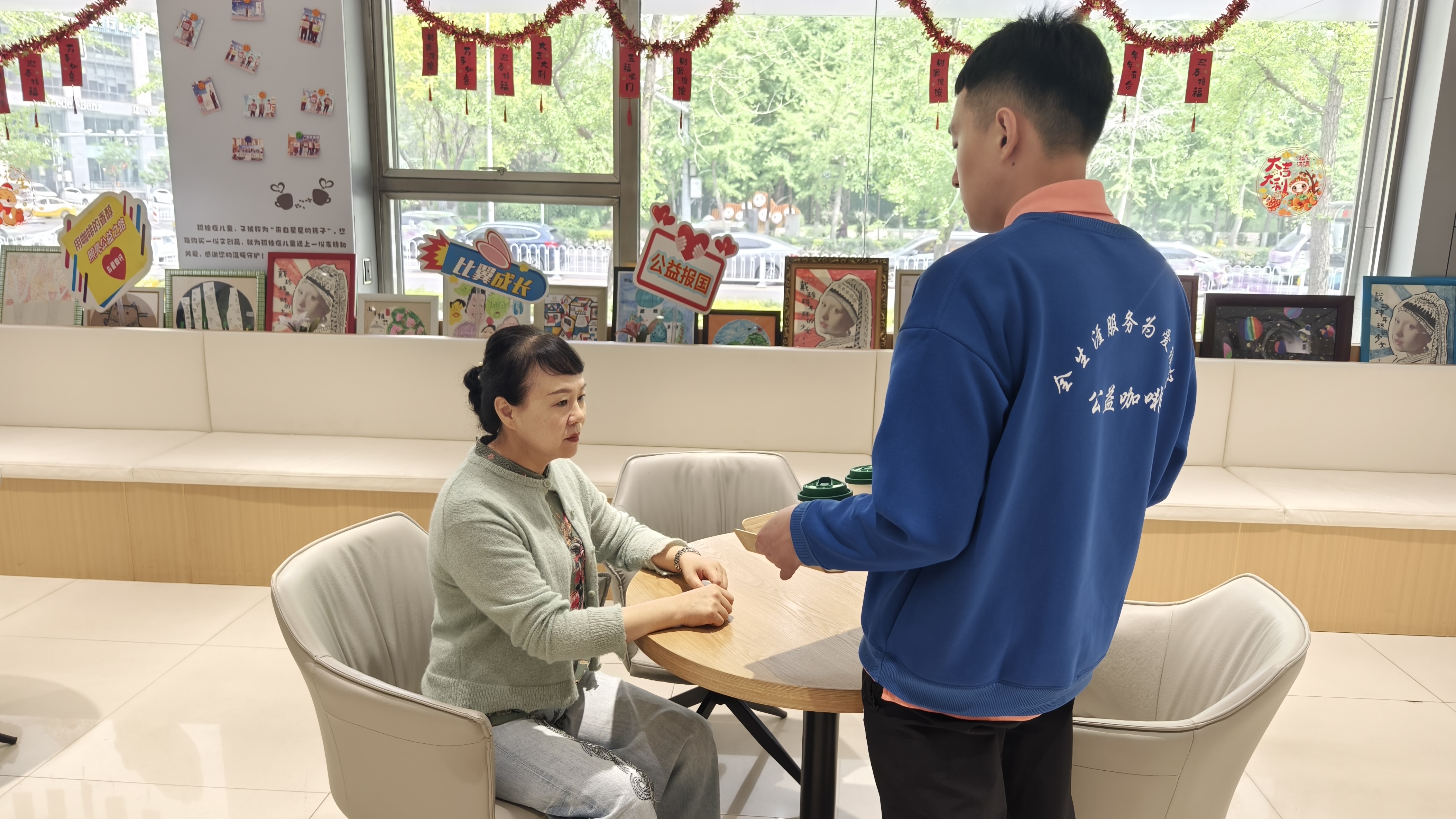 图为制作销售咖啡现场