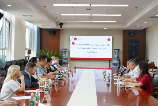 图为座谈现场