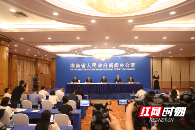 图为新闻发布会现场