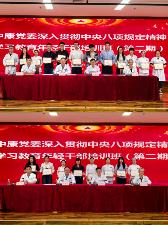 图为青年代表参加颁奖仪式