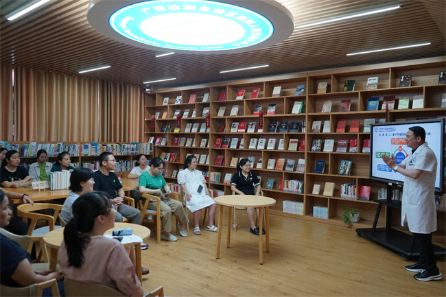 图为青年理论学习小组分享会现场