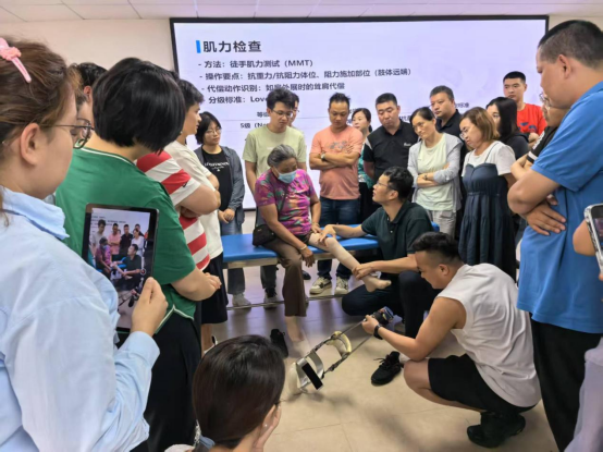 图为线下实操培训现场