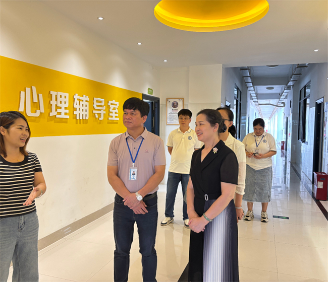 图为调研组参观考察学院心理辅导室