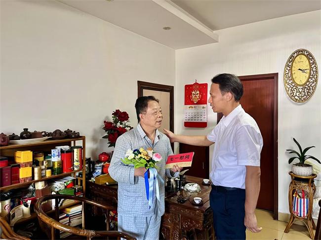 图为尹华凯看望困难党员黄汉林