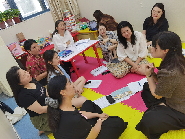 图为专家针对学员制定的康复计划逐一点评指导