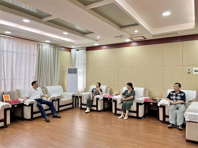 图为尹华凯慰问机关退休干部支委委员