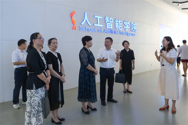 图为参观人工智能学院