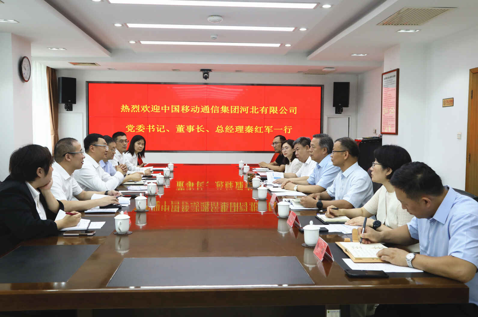 图为座谈交流