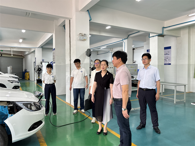 图为调研组参观考察学院新能源汽车实训基地