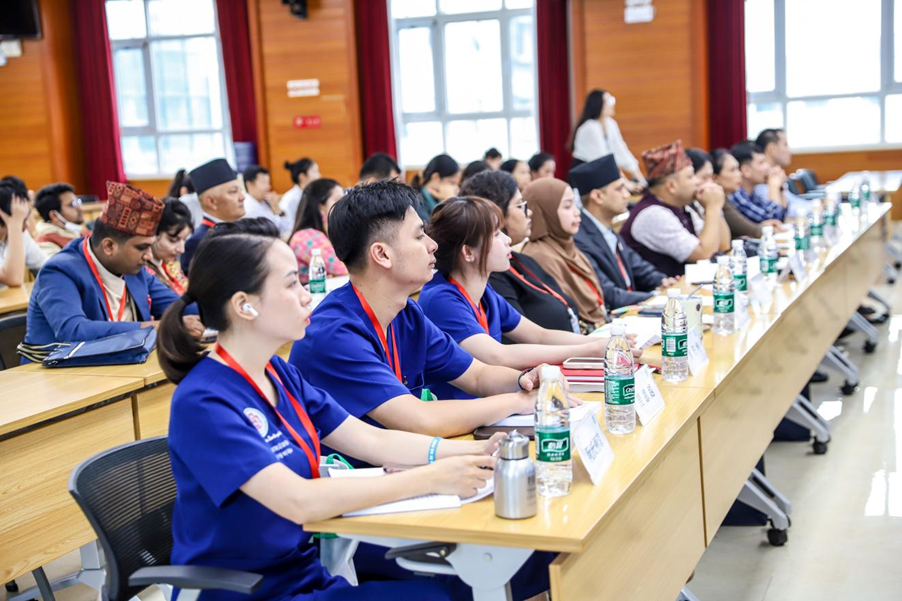 图为开班仪式现场