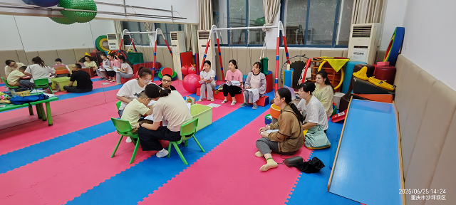 图为学员分组实操