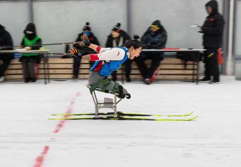 图为越野滑雪运动员冲线照片