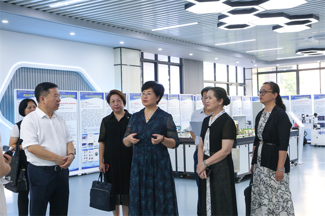 图为参观校企合作研发成果