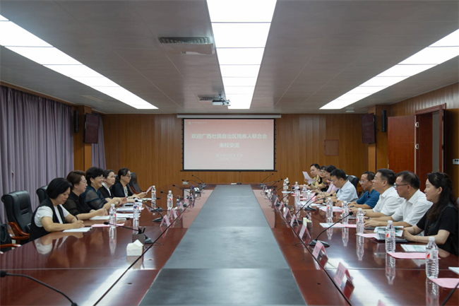 图为召开座谈会
