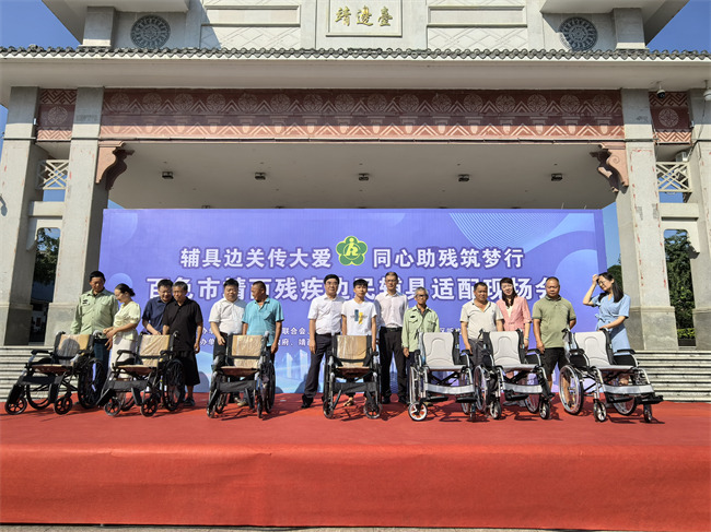 图为出席活动的领导为残疾边民免费配发辅具