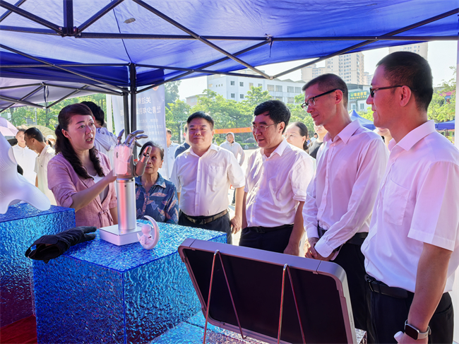 图为科技辅具展