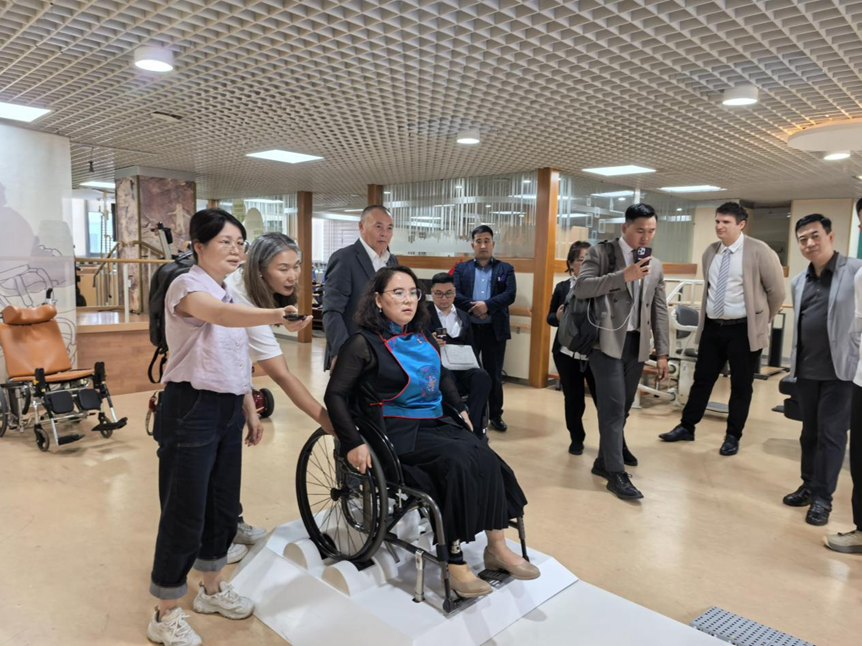 图为参观中国残疾人辅助器具中心展厅