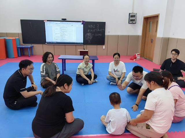 图为学员分组实操