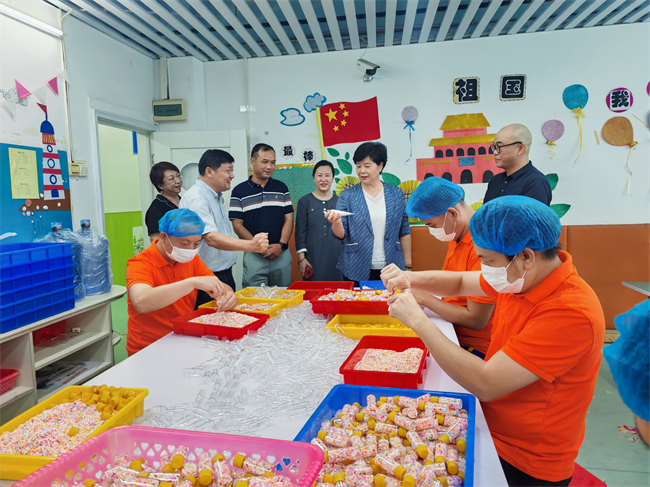 图为调研组在梧州市残疾人辅助性就业基地调研