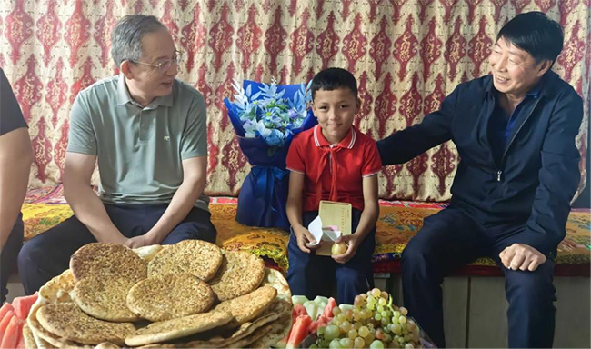 图为慰问策勒县脑瘫手术后儿童