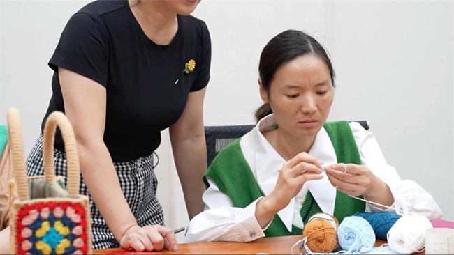 图为学习钩针的冯玲