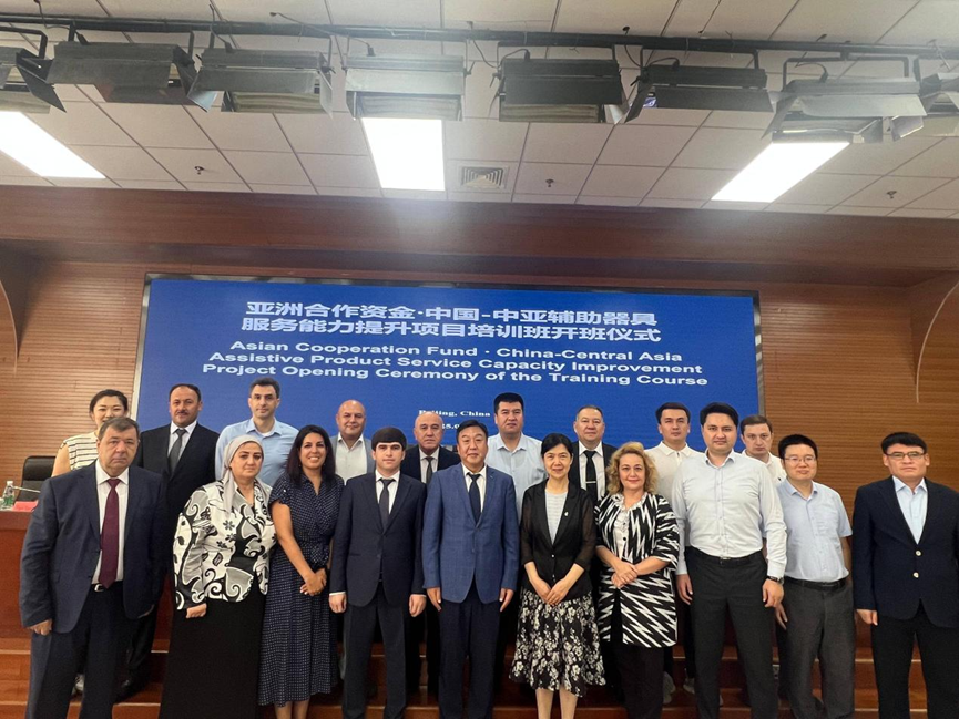 图为开班仪式合影