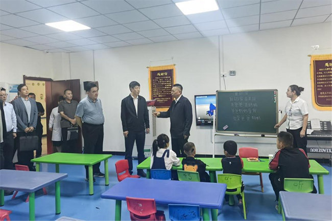 图为赴和田市残疾人康复中心调研