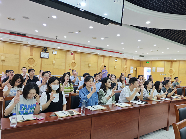 图为参训人员学习手语