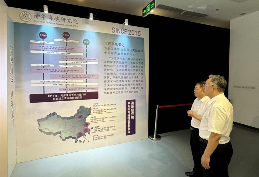 图为参观交流