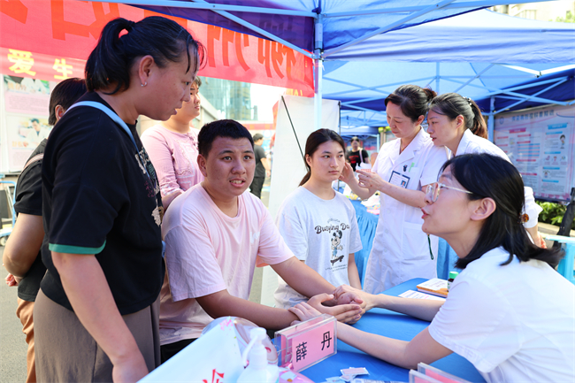 图为义诊活动现场