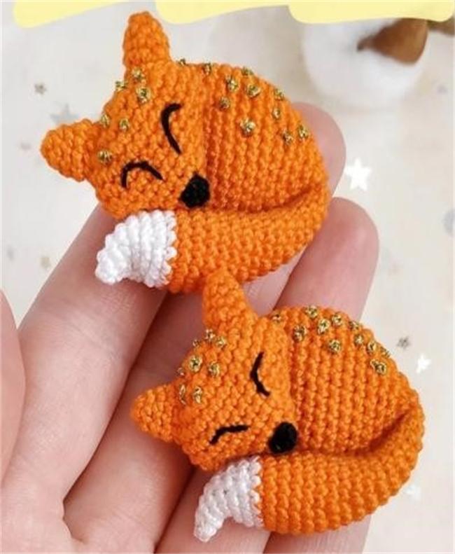 图为冯玲钩过的作品