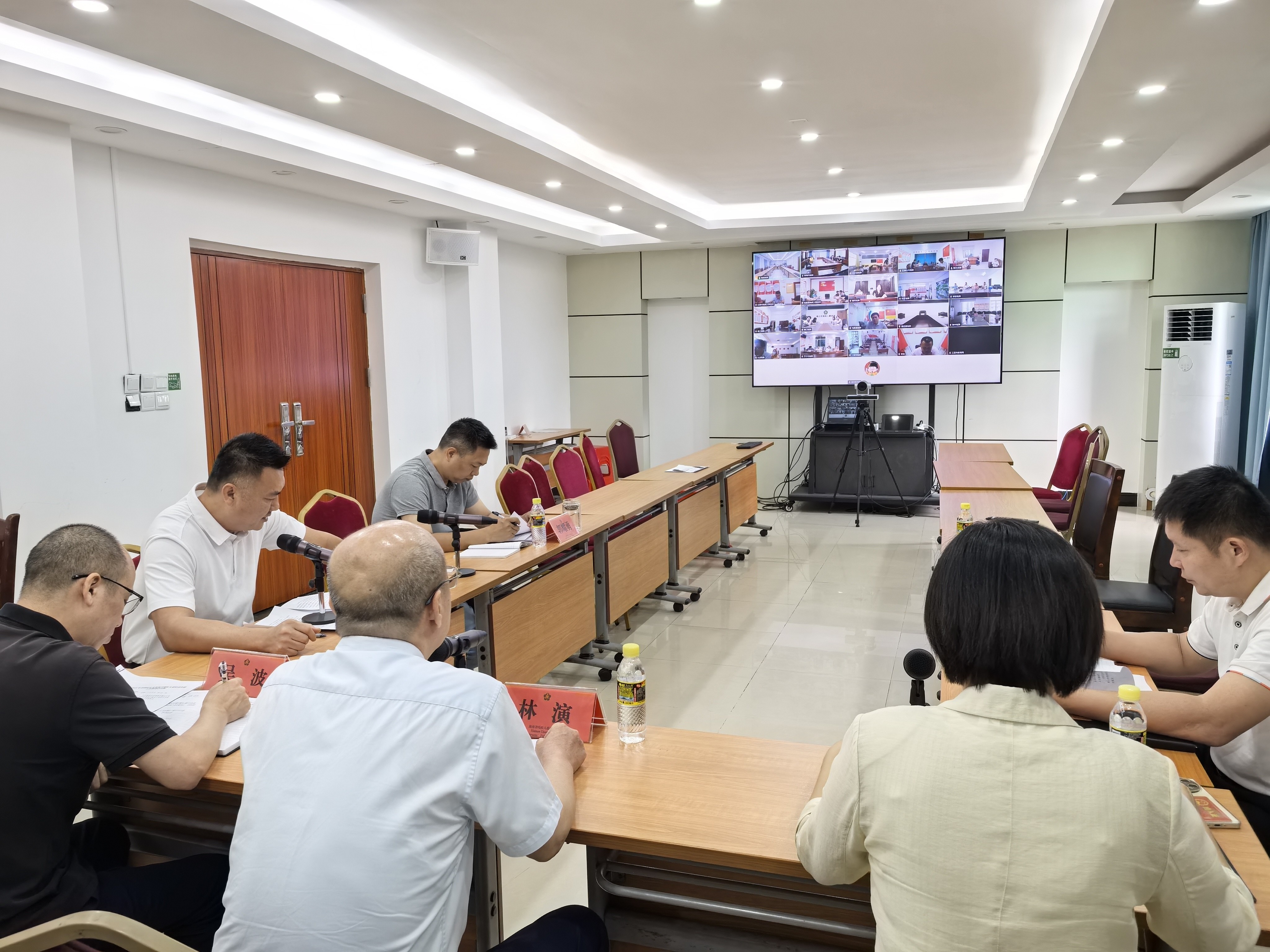 图为会议现场图片