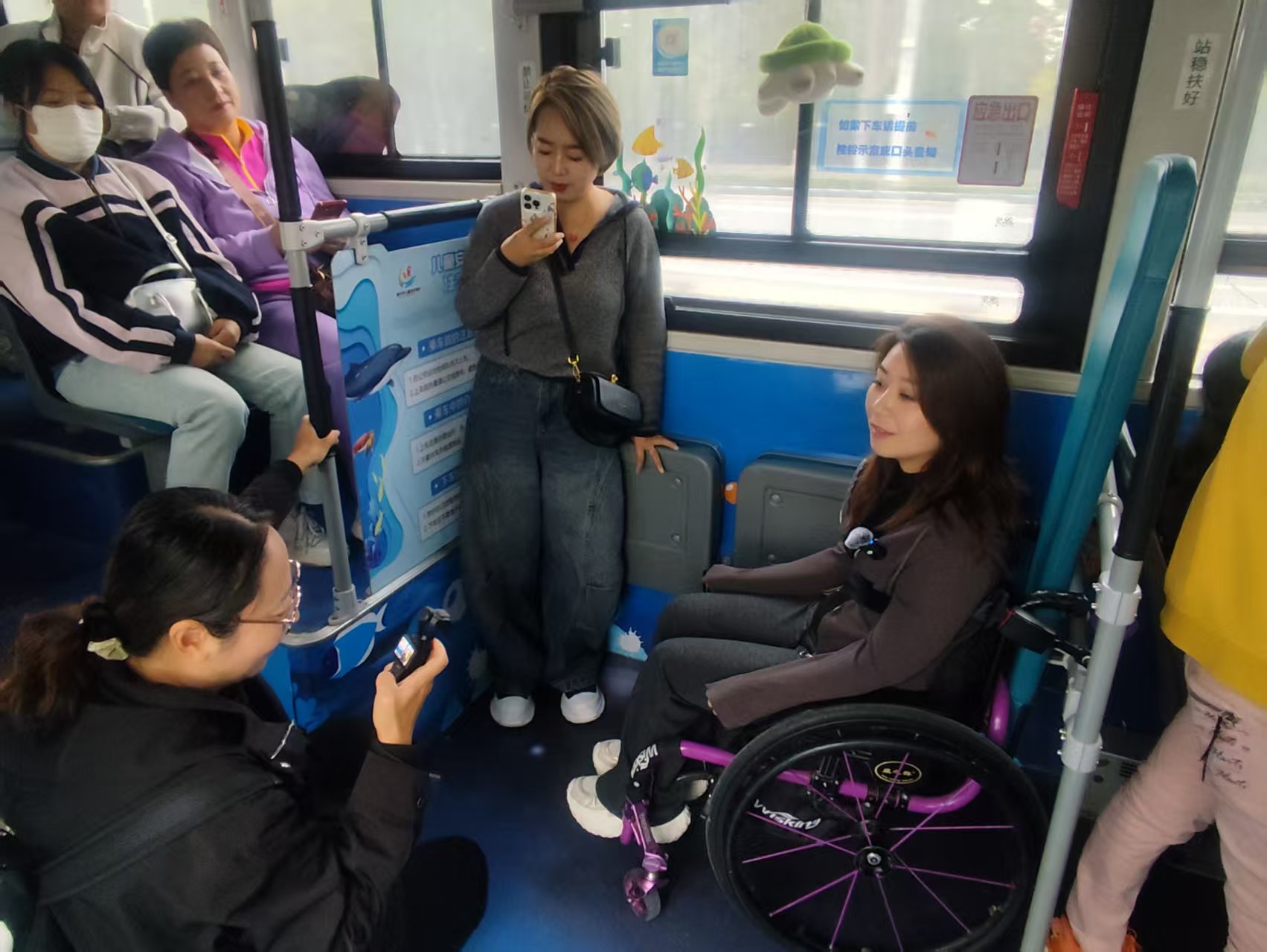 图为残疾人沉浸式体验公交车